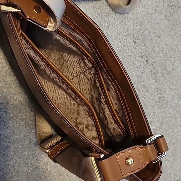 Michael Kors authentic crossbody - Picture 3 of 4